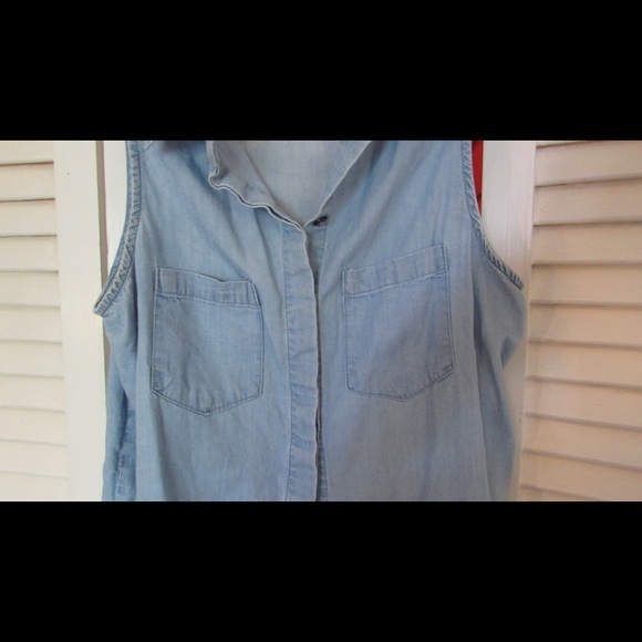 Women’s Sleeveless Button Down - Picture 3 of 3